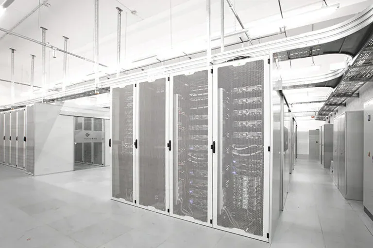 Serverraum im maincubes FRA01 mit eingehausten Rackreihen
